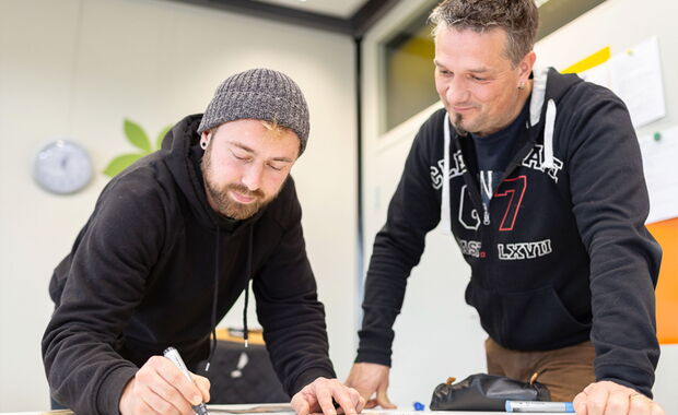Zwei Studenten der Academia Euregio Bodensee in St. Gallen